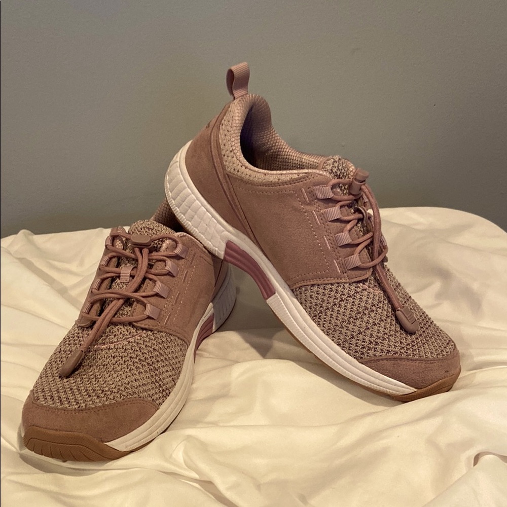 Women’s Breathable Knit Sneakers in Dusty Mauve size 9.5